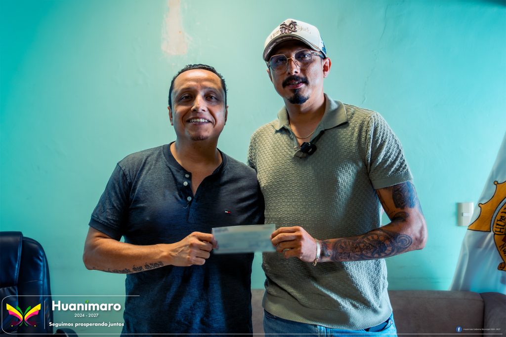 Entrega de apoyo económico a deportistas de Huanímaro que participarán en el Campeonato Nacional de Artes Marciales Mixtas en Córdoba, Veracruz.