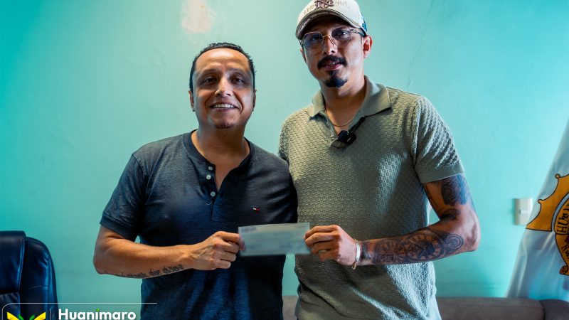 Entrega de apoyo económico a deportistas de Huanímaro que participarán en el Campeonato Nacional de Artes Marciales Mixtas en Córdoba, Veracruz.