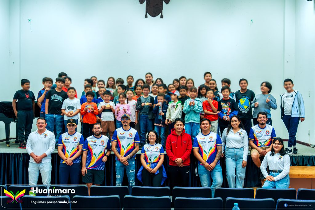 Niñas y niños participan en las actividades deportivas y recreativas de los Cursos de Verano COMUDE 2026 en Huanímaro.