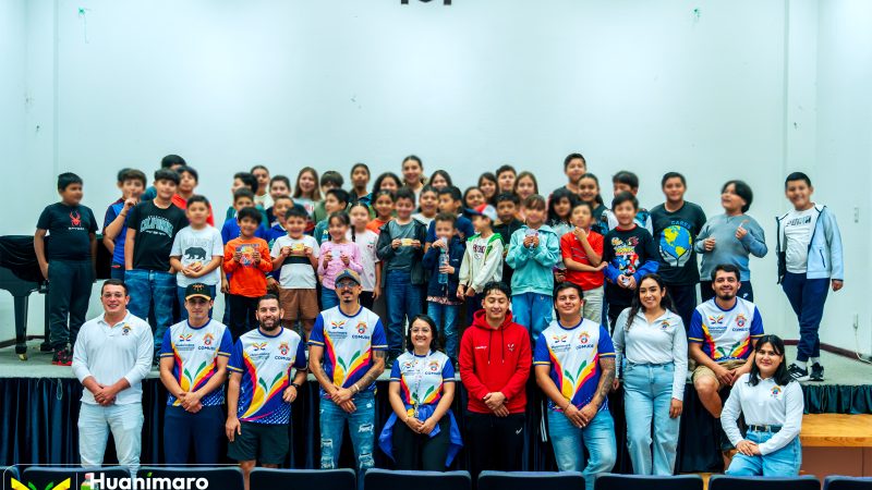 Niñas y niños participan en las actividades deportivas y recreativas de los Cursos de Verano COMUDE 2026 en Huanímaro.