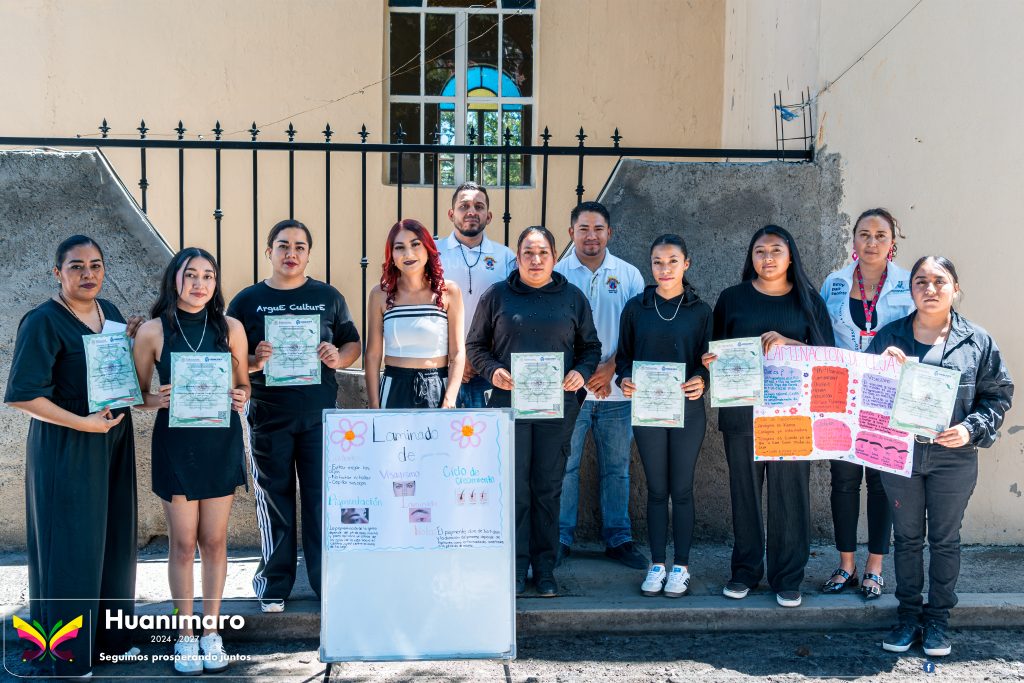 Entrega de constancias del curso de laminado de cejas en San Juan Grande