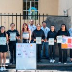 Entrega de constancias del curso de laminado de cejas en San Juan Grande