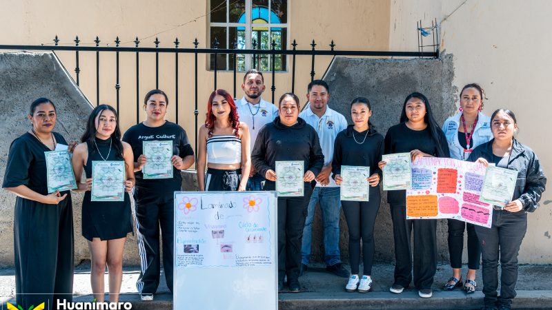 Entrega de constancias del curso de laminado de cejas en San Juan Grande