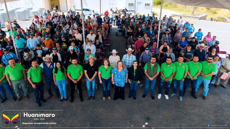 Alcaldesa de Huanímaro entrega apoyos del programa Mi Familia Productiva