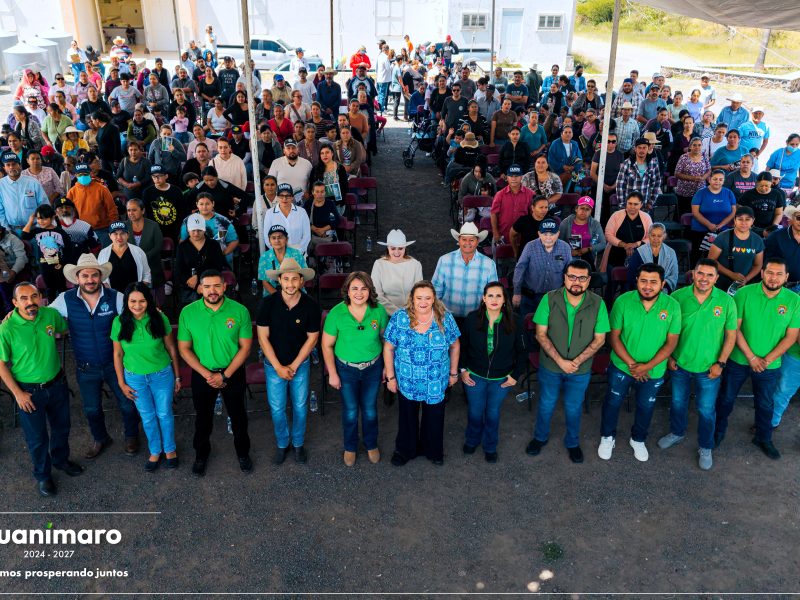 Alcaldesa de Huanímaro entrega apoyos del programa Mi Familia Productiva