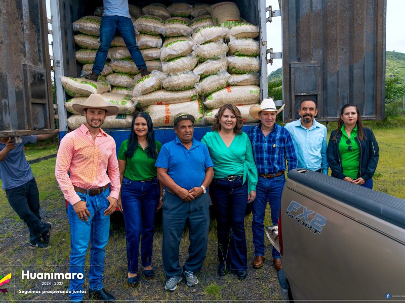 Alcaldesa entrega apoyo de maíz comestible a familias de Huanímaro