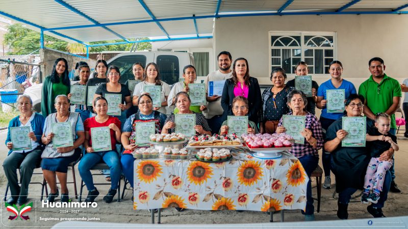Alumnas en la clausura del curso de elaboración de pasteles en San José de Ayala